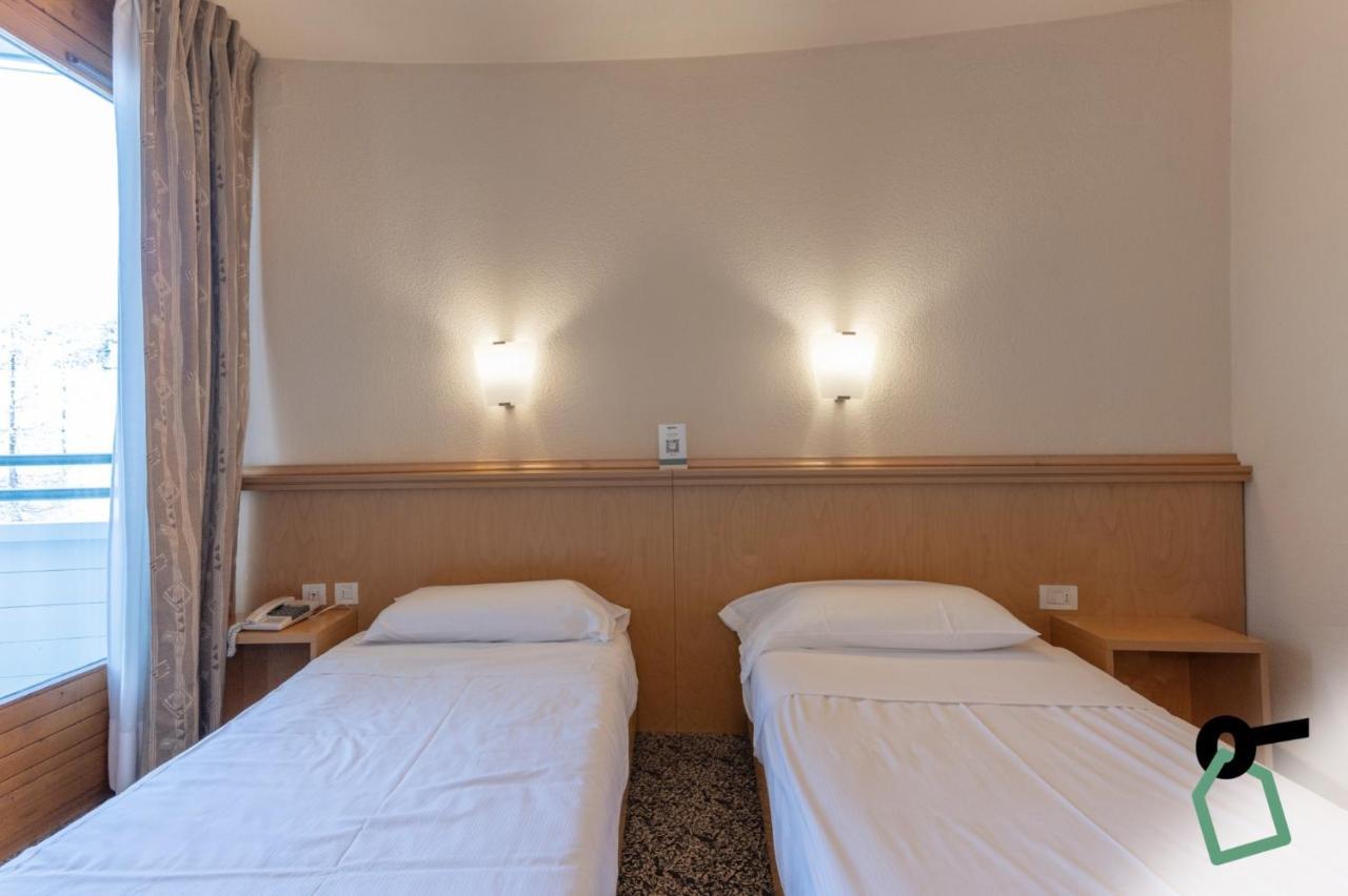 Hotiday Hotel Сестрієре Екстер'єр фото